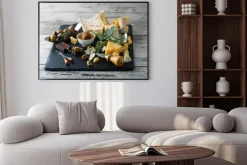 Plakat: Pyszne sery na płytce z miodem, orzechy na białym backgro