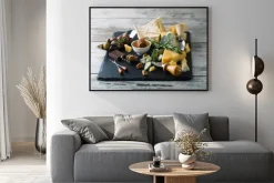 Plakat: Pyszne sery na płytce z miodem, orzechy na białym backgro