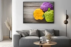 Plakat: Rainbow eko kalafiora na drewnianym stole.