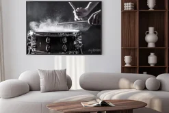 Plakat: Ręce perkusisty uderzające pałeczkami w bęben