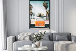 Plakat: Retro auto z deskami do surfowania plaża palmy