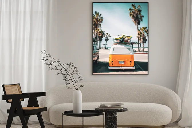 Plakat: Retro auto z deskami do surfowania plaża palmy