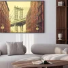 Plakat: Retro stylizowany manhattan bridge widziany z dumbo w nowym jorku.