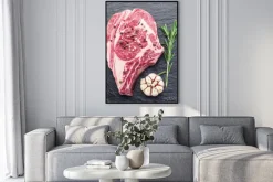 Plakat: Rib eye steak z przyprawami na czarnym tle.