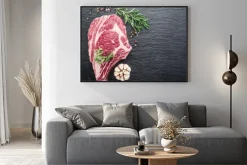 Plakat: Rib stek oko z przyprawami na czarnym tle.