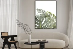 Plakat: Roślinna kompozycja z zielonych liści monstery na białym tle