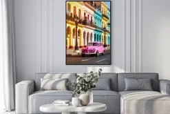 Plakat: Różowe auto na drodze w hawanie