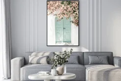 Plakat: Różowe kwiaty na drzewie i miętowe drzwi architektura