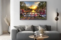 Plakat: Rowery i kwiaty na moście o wschodzie słońca w amsterdamie