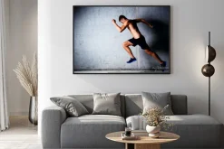 Plakat: Runner sprint przed betonową ścianą w garażu