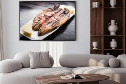 Plakat: Ryby z grilla z cytryną na białym talerzu