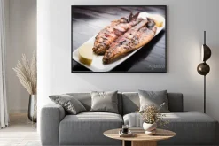 Plakat: Ryby z grilla z cytryną na białym talerzu