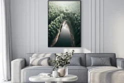 Plakat: Rzeka pośród zielonego lasu
