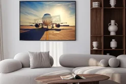 Plakat: Samolot jest kołowania do startu na wschód słońca