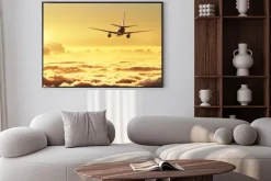 Plakat: Samolot na niebie o zachodzie słońca