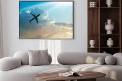 Plakat: Samolot na niebie i chmury o wschodzie słońca