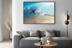 Plakat: Samolot na niebie i chmury o wschodzie słońca