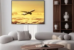 Plakat: Samolot na niebie o zachodzie słońca