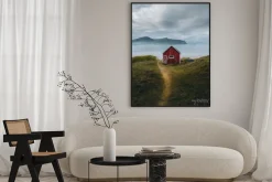 Plakat: Samotny czerwony norweski domek nad morzem