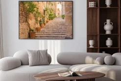 Plakat: Schody z doniczkami we włoskim miasteczku