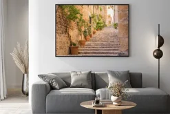 Plakat: Schody z doniczkami we włoskim miasteczku