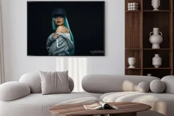 Plakat: Sexy kobieta w hip-hop, bluzy i czapki