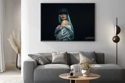 Plakat: Sexy kobieta w hip-hop, bluzy i czapki