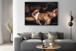 Plakat: Sexy para na skórzanej kanapie