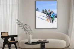 Plakat: Skitourengeher legen eine frische spur im pulverschnee