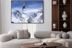 Plakat: Skok snowboard w górach. sport ekstremalny.