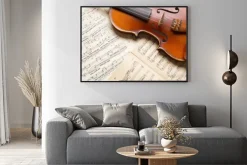 Plakat: Skrzypce na tle rozłożonych nut