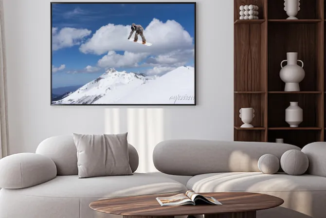 Plakat: Snowboardzista skaczący w górach