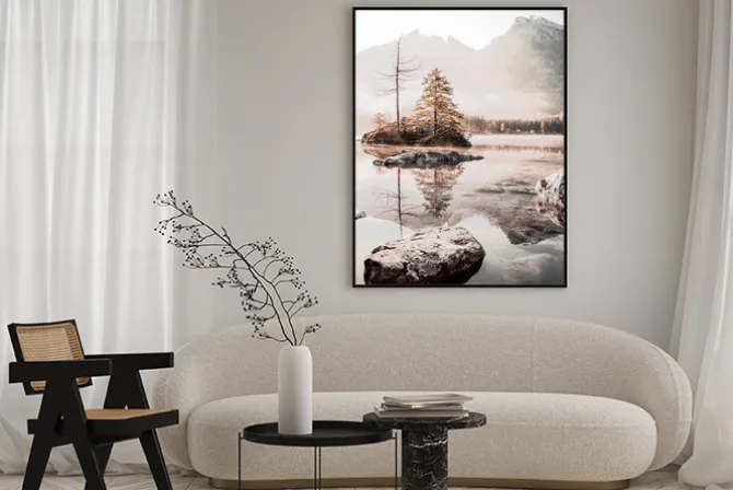 Plakat: Słoneczny poranek w górach z mgłą malowniczy pejzaż