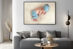 Plakat: Spanie noworodek piżamie i czapce spanie