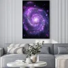 Plakat: Spiralna galaktyka w odcieniach fioletowego