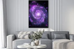 Plakat: Spiralna galaktyka w odcieniach fioletowego
