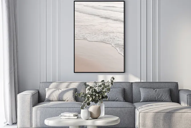 Plakat: Spokojne fale na piaszczystej plaży morski krajobraz