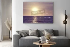 Plakat: Spokojny morski pejzaż z napisem