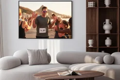 Plakat: Sportowiec dając piątkę do jego zespołu na mecie