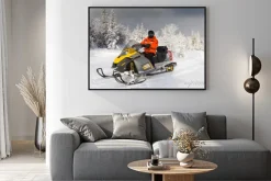 Plakat: Sportowiec na skuterze śnieżnym.