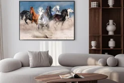 Plakat: Stado koni biegnie w pustynnym kurzu