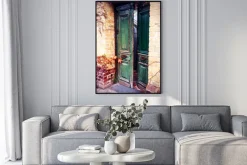 Plakat: Stare drewniane drzwi w ceglanym domu