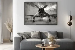 Plakat: Stary samolot w hangarze