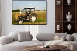 Plakat: Stary traktor pracujący na wiejskim polu