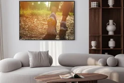 Plakat: Stopy sportowiec biegacz w przyrodzie, zbliżenie na bucie. kobieta