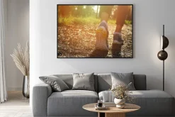 Plakat: Stopy sportowiec biegacz w przyrodzie, zbliżenie na bucie. kobieta