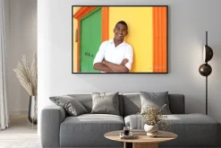 Plakat: Student aus sudamerika mit verschränkten armen