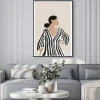 Plakat: Stylowy portret kobiety w paskowanej sukience
