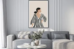 Plakat: Stylowy portret kobiety w paskowanej sukience