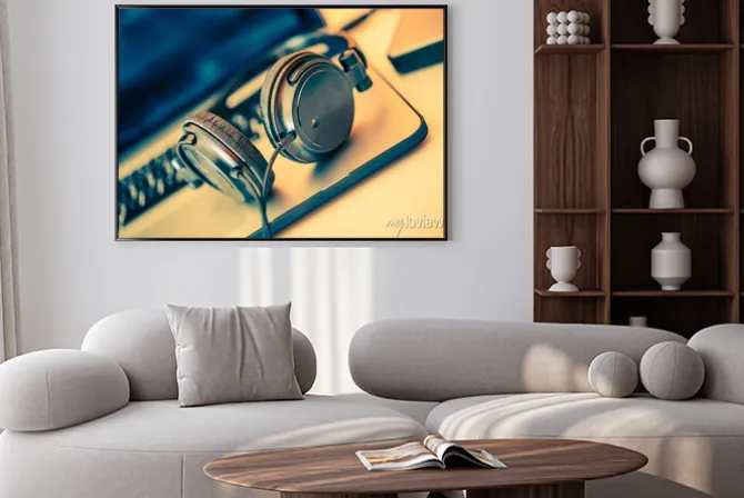 Plakat: Słuchawki na laptopie